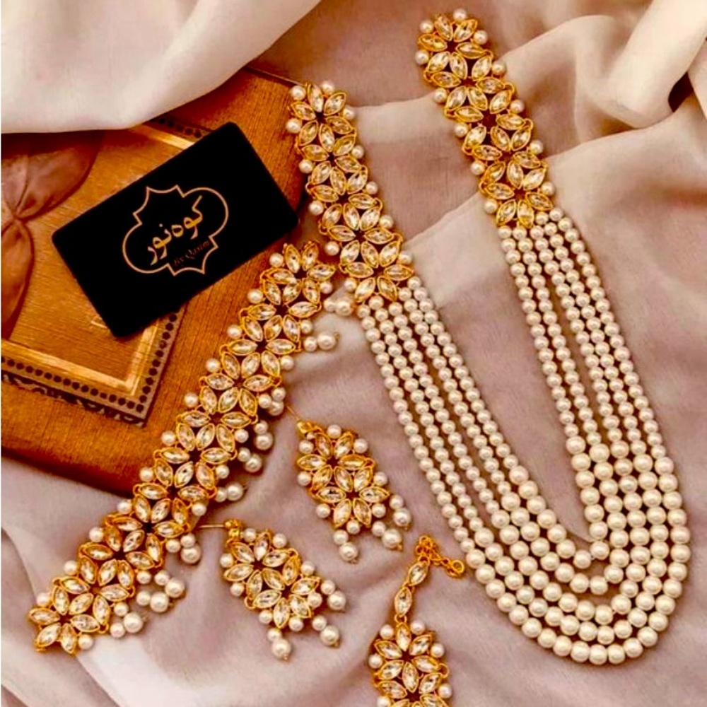 BNWT JEWLERY SET WITH choker, mala (long necklace), earrings and mang tika